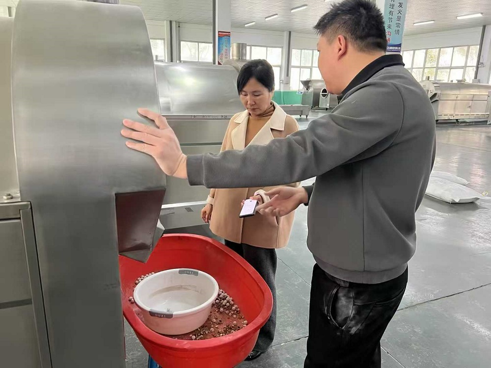Customers bring their own Chinese medicine to factory test machine