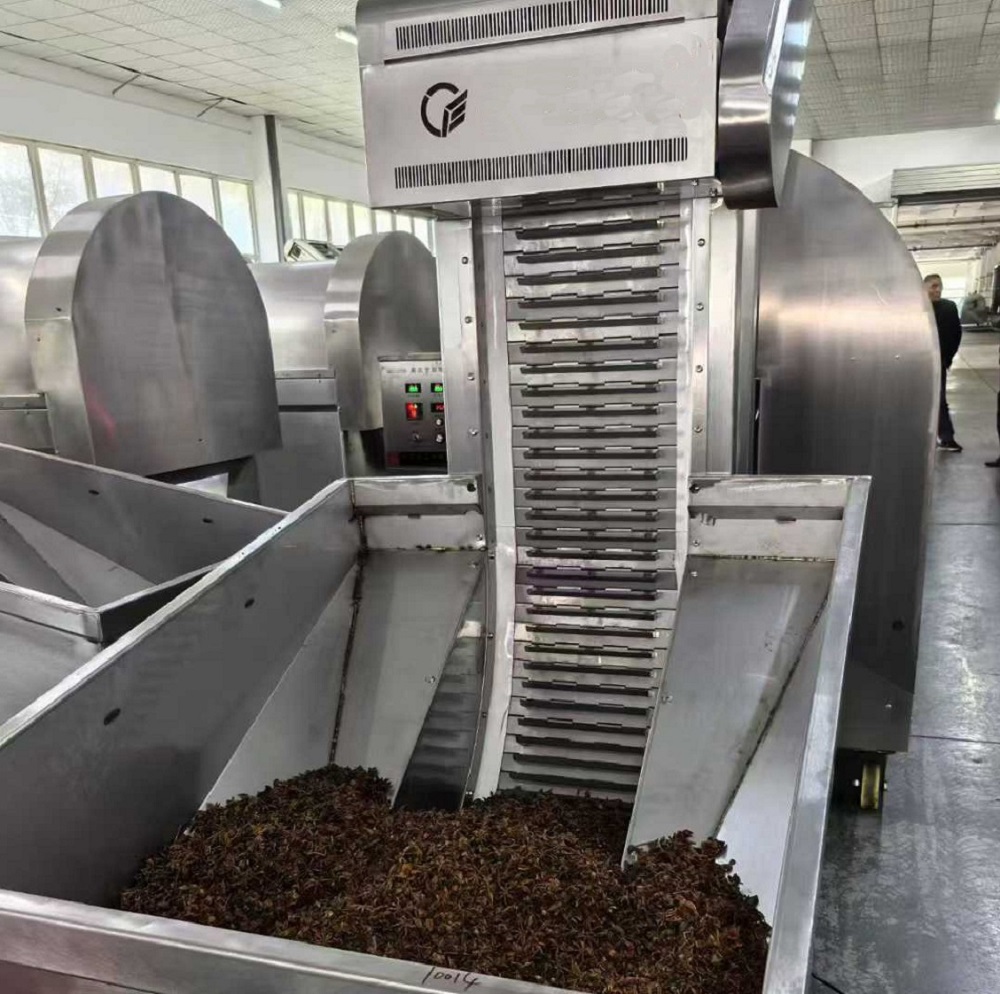 The customer came to the factory to inspect the star anise machine.