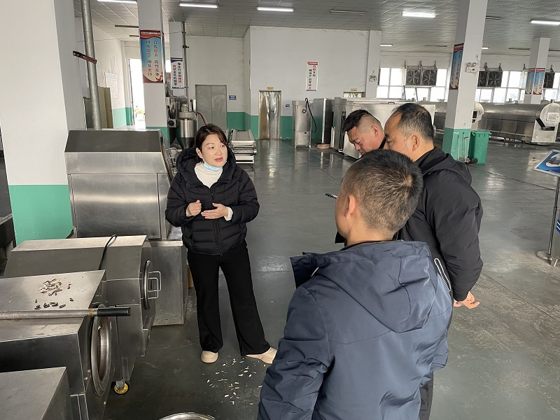A customer from Luohe came to our factory to purchase a machine.