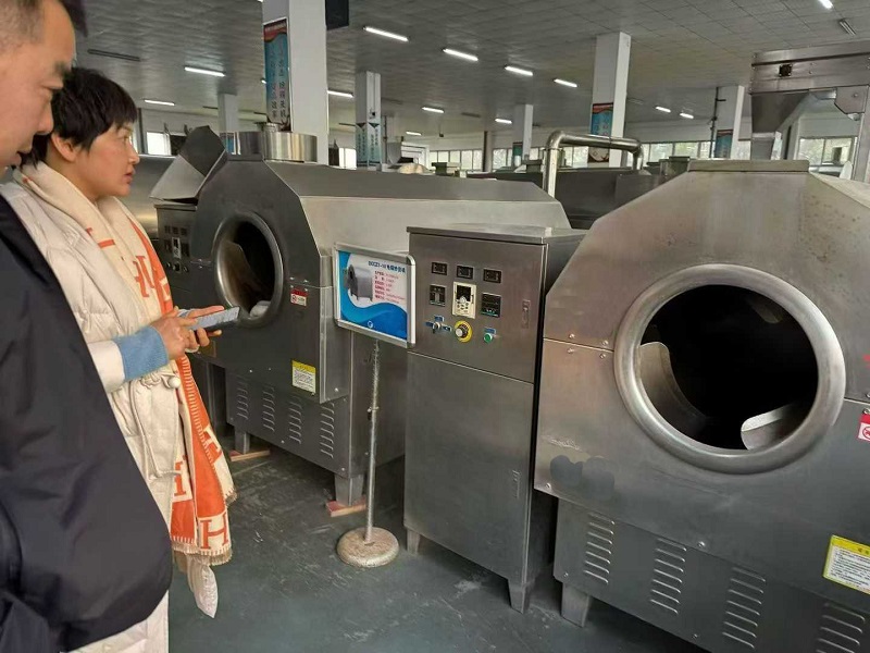 The customer inspected the electromagnetic roasting machine.
