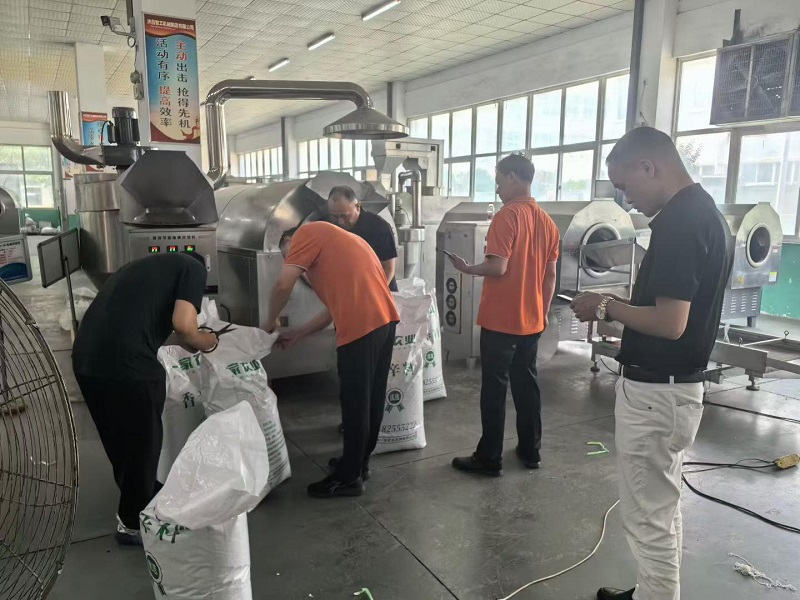 Customer from Hunan Province is testing the chili roasting equipment.