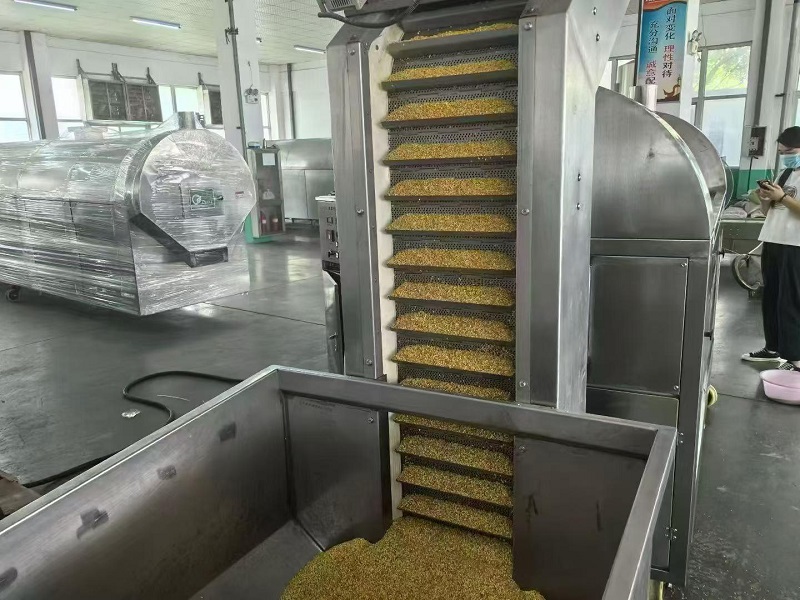 The customer is testing the roasting equipment for chili seeds.