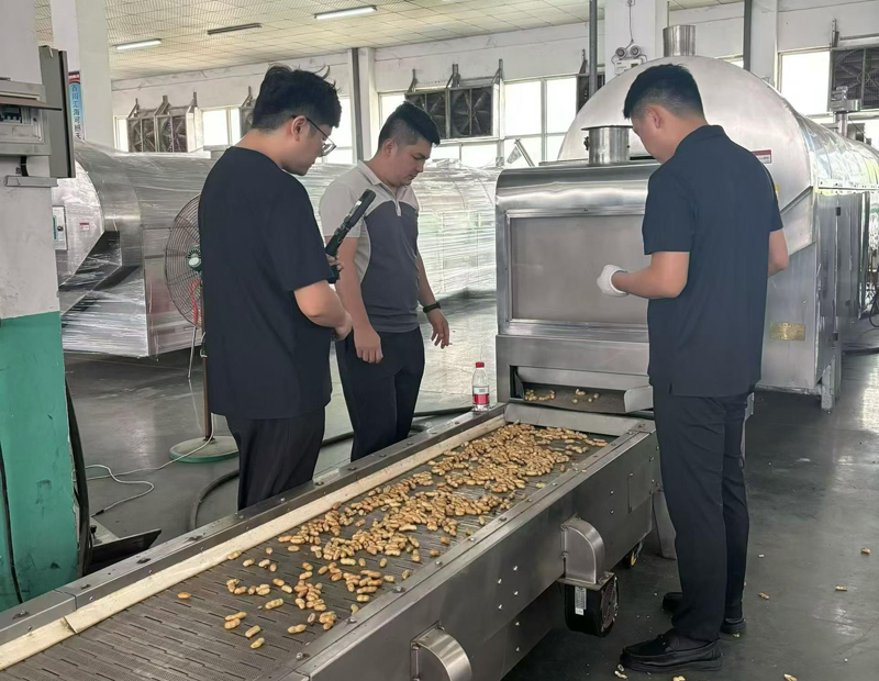 Hainan customers test the fully automatic peanut roasting machine
